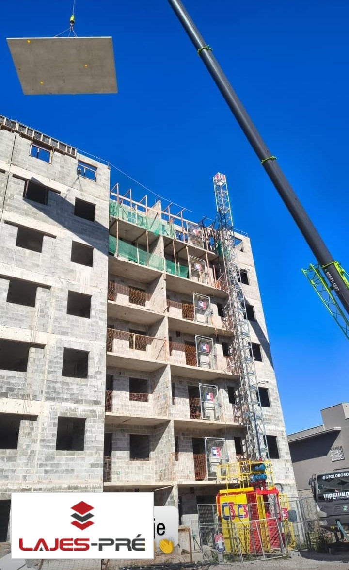 Obra em andamento com estrutura pré-moldada